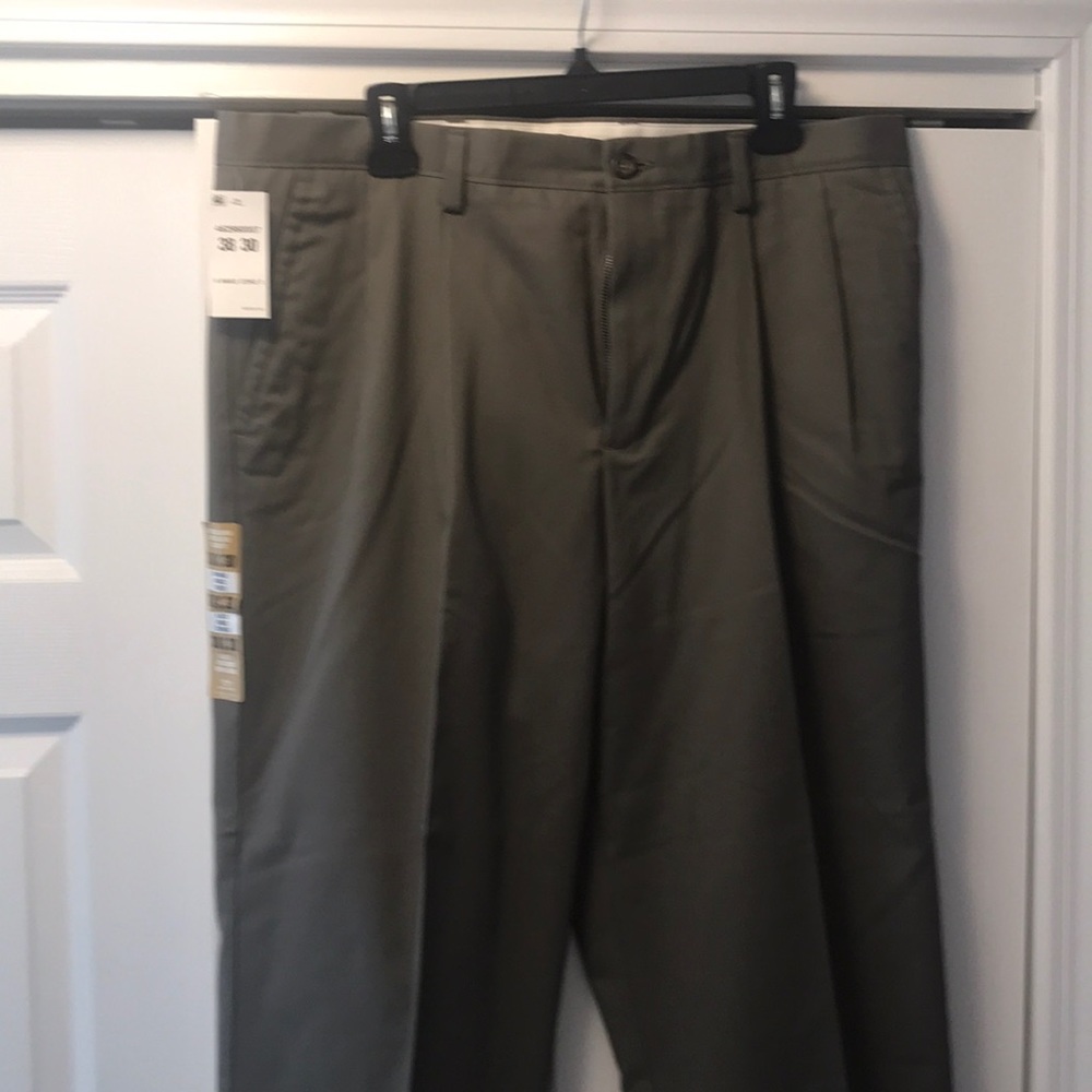 New Dockers Classic Fit Khaki Pants 38w x 30L